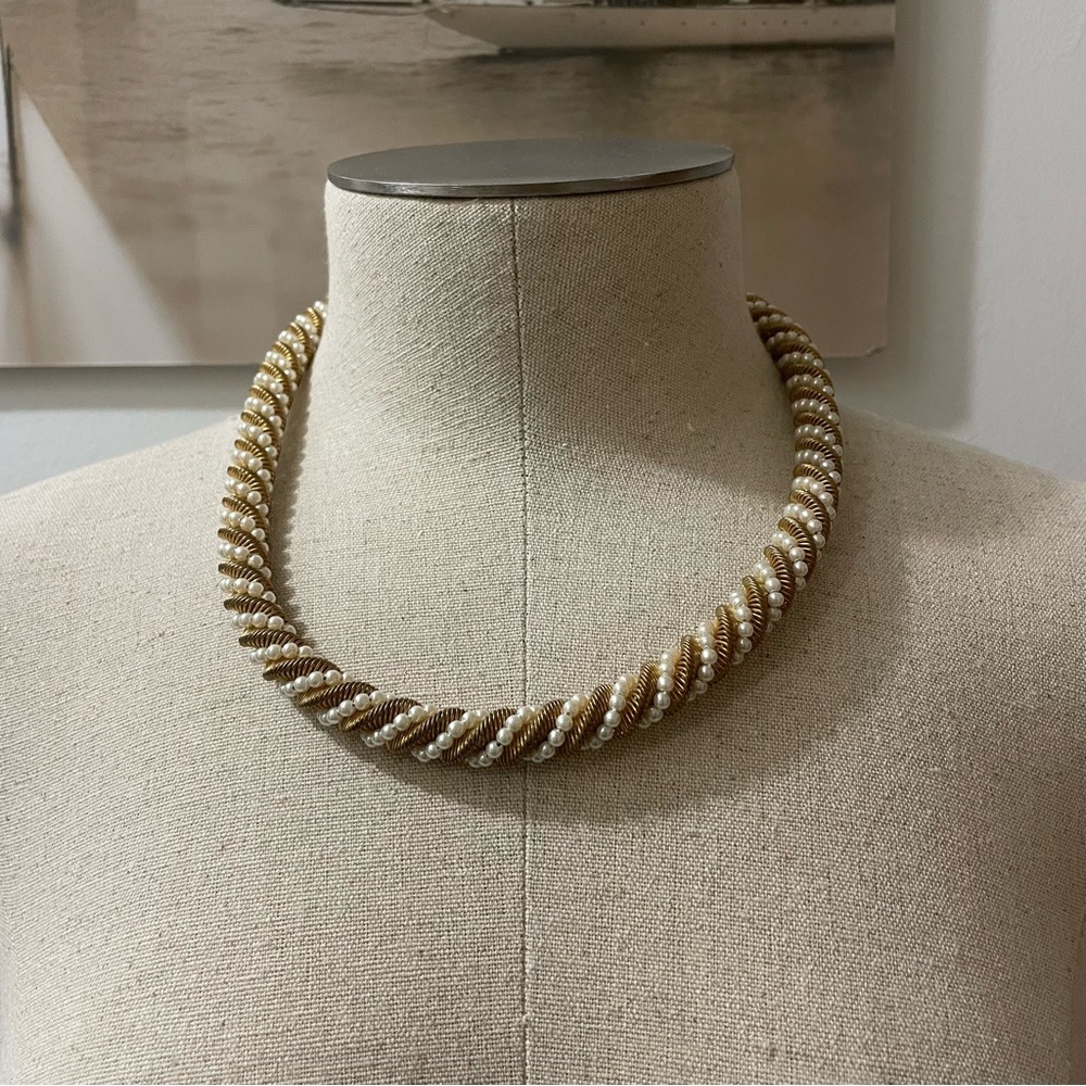 Elegant Gold and Cream Twisted Statement Necklace VINTAGE NEW 🌟 - Picture 3 of 6
